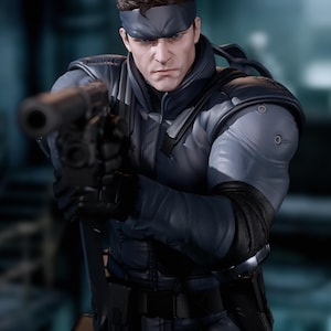 Op de afbeelding: Een gedetailleerd actiefiguur van een personage met bruin haar, een donkerblauwe hoofdband en een tactisch blauwgrijs pak. Het figuur houdt een zwart handvuurwapen met beide handen naar voren gericht en heeft een strenge gezichtsuitdrukking.
