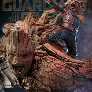 Op de afbeelding: Een 1/6 schaal action figure van Rocket Raccoon uit Guardians of the Galaxy, die een blaster vasthoudt en op de rug van Groot, een boomvormige humanoïde, rijdt. De figuur is zeer gedetailleerd en heeft een realistische verfbeurt.