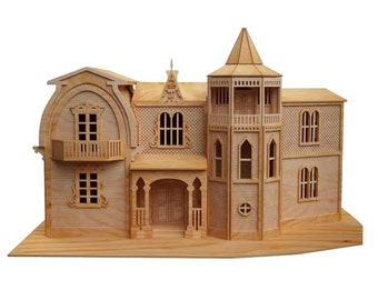 Puede incluir: Un modelo de madera de una casa con una torre, detalles intrincados y un balcón. El modelo está hecho de madera marrón claro y tiene un fondo blanco.