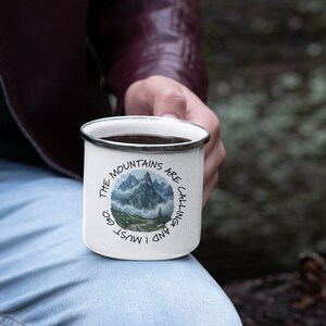 Emaille Camping Becher - &quot;The Mountains Are Calling&quot; - Rustikales Outdoor Zubehör - Geschenk für Ihn.&quot;