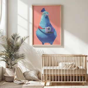Arte della parete della scuola materna del piccione del fotografo ~ Decorazione dei poster per bambini dell'uccello stravagante ~ Scaricabile istantaneamente stampabile ~ Sfondo corallo blu vibrante