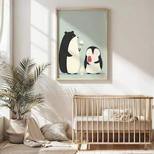 Può includere: Un'illustrazione in bianco e nero di un orso e un pinguino che tengono coni gelato. L'illustrazione è su uno sfondo blu chiaro ed è incorniciata in una cornice di legno.