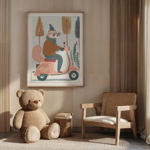 Arte de pared de guardería, estampado de oso scooter juguetón para decoración de habitación de niños, póster de animales encantador, regalo único de decoración de baby shower