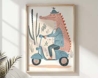 Op de afbeelding: Een cartoonillustratie van een krokodil die een blauw-wit gepatroneerd jasje en een hoed draagt, rijdend op een blauwe scooter door een woestijnlandschap met hoge cactussen.