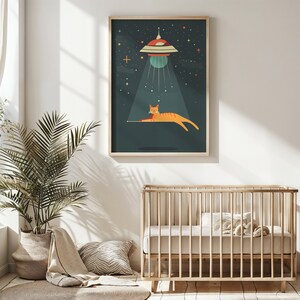 Könnte beinhalten: Eine digitale Illustration einer Katze, die auf einem dunkelblauen Hintergrund liegt, über der sich eine fliegende Untertasse befindet. Die Katze ist orange und weiß mit einer schwarzen Nase und Schnurrhaaren. Die fliegende Untertasse ist grau mit einem roten und weißen Innenraum. Der Hintergrund ist mit weißen Sternen gefüllt.