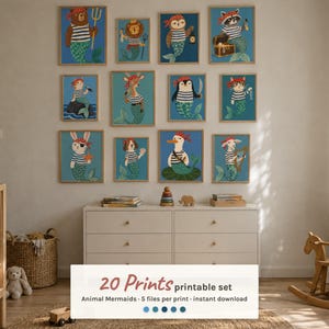 Może przedstawiać: Kolekcja 20 wydruków ściennych przedstawiających zwierzęta jako syreny, w tym niedźwiedzia, lwa, sowę, szopa, kota, jelenia, pingwina, królika, psa i kaczkę, ubranych w koszulki w paski i czerwone bandany.