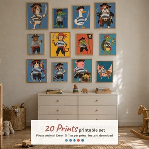 Op de afbeelding: Een collectie van twaalf ingelijste wandprints met geïllustreerde dieren verkleed als piraten, waaronder een hond, krokodil, eend, buldog, beer, aap, kikker, schildpad, kat, wasbeer, varken en luiaard, met de tekst 20 Prints printable set.