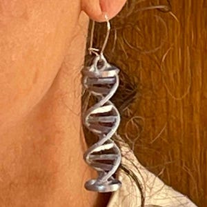 3D-utskrivna DNA-dubbelspiralörhängen – silversilke, originalstorlek