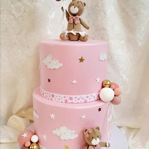 Torte scenografiche con personaggi 3d modellati a mano o lavorazioni particolari realizzate in polistirolo, gomma eva e cartoncino.