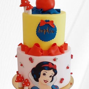 Torte scenografiche con personaggi 3d modellati a mano o lavorazioni particolari realizzate in polistirolo, gomma eva e cartoncino.