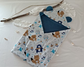 Douceur enveloppante après le bain! Nos capes uniques offrent confort et style à bébé. L'essentiel pour des moments de tendresse!