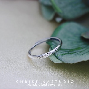 Anillo minimalista con apertura con sonrisa y letras inglesas en plata de ley S925