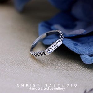 Anillo abierto tejido con placa cuadrada y letras grabadas en plata de ley S925