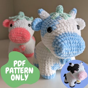 Puede incluir: Patrón PDF para tejer dos juguetes de peluche de vaca. Una vaca es blanca con manchas azules y la otra es blanca con manchas rosas. El patrón incluye instrucciones para hacer una vaca más pequeña con manchas negras y blancas.