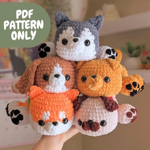 Könnte beinhalten: Eine Ansammlung handgefertigter gehäkelter Tierplüschtiere, darunter ein Husky, ein Bär, ein Beagle, ein Corgi und eine Möpse. Jedes Plüschtier hat schwarze Sicherheitsaugen und Pfoten Details. Der Text "PDF PATTERN ONLY" ist sichtbar.