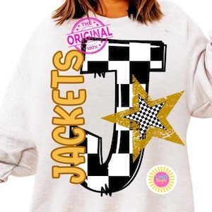 Puede incluir: Sudadera gris claro con la palabra "JACKETS" en letras doradas. La letra "J" es a cuadros blancos y negros, con una estrella dorada y un diseño de estrella a cuadros. El diseño original es 100% auténtico.