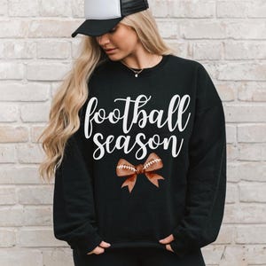Football Season Coquette Football-sweater met ronde hals | Game Day-shirt | Voetbalsweater met achterklep | Shirt voetballiefhebber | Voetbaltijd