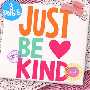 以下が含まれることがあります： オレンジ色の「JUST」、ティール色の「BE」、ホットピンク色の「KIND」の文字が書かれた白い正方形のグラフィック。「BE」の横にはホットピンクのハートのアイコンがある。グラフィックには「3 PNG'S」と書かれた青い円と、黄色の太陽のロゴが含まれている。