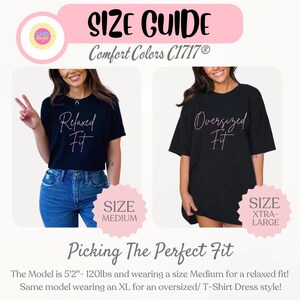 K&ouml;nnte beinhalten: Gr&ouml;&szlig;entabelle f&uuml;r Comfort Colors C1717 T-Shirts. Das Model tr&auml;gt Gr&ouml;&szlig;e M f&uuml;r eine lockere Passform und Gr&ouml;&szlig;e XL f&uuml;r eine Oversize-Passform. Der Text "Relaxed Fit" und "Oversized Fit" ist auf den Shirts aufgedruckt.