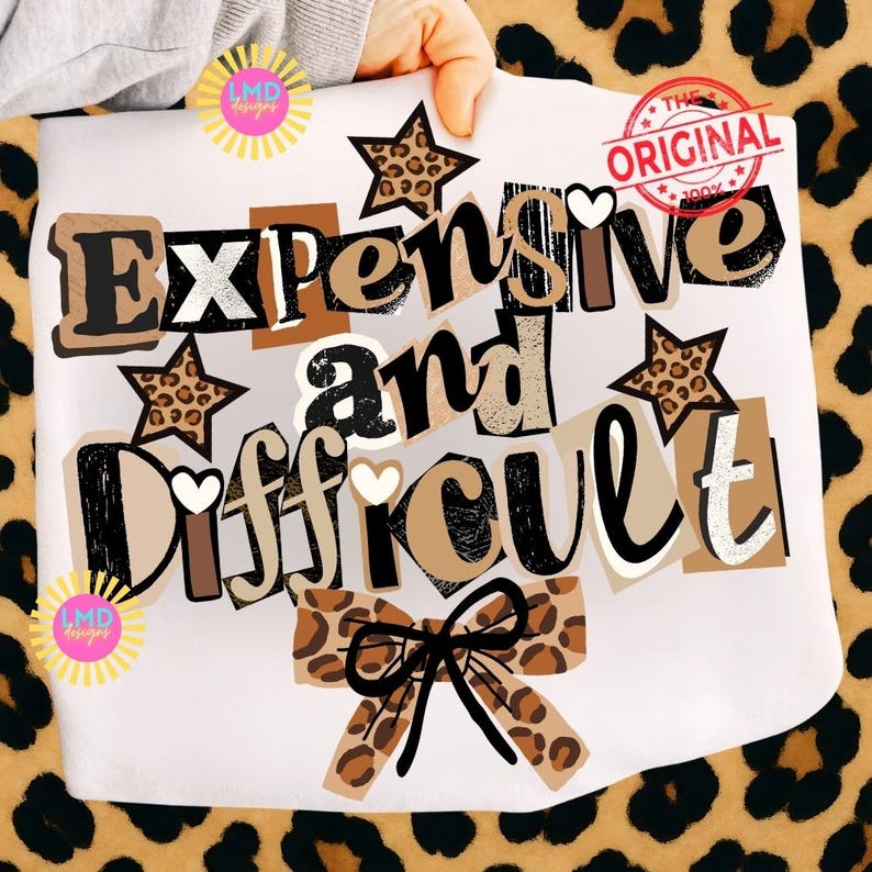 Pu&ograve; includere: Una maglietta bianca con la scritta "Expensive and Difficult" in stile collage. Il design include stelle e un fiocco con stampa leopardata, e un timbro rosso con la scritta "The Original".