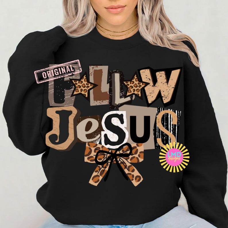 K&ouml;nnte beinhalten: Schwarzes Sweatshirt mit dem Schriftzug "Follow Jesus" in verschiedenen Schriftarten und Farben. Das Design umfasst Leopardenmuster, eine Schleife und einen kleinen "Original"-Stempel.