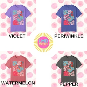 K&ouml;nnte beinhalten: Vier T-Shirts mit einem farbenfrohen Blumendesign in der Mitte. Die T-Shirts sind in den Farben Violett, Blaulila, Wassermelone und Pfeffer. Der Text "IMD designs" befindet sich in der Mitte des Bildes.