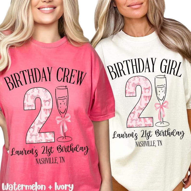 Może przedstawiać: Dwie koszulki z r&oacute;żowo-białym wzorem przedstawiającym cyfrę 21 i kieliszek szampana. Tekst na koszulkach brzmi "Birthday Crew" i "Birthday Girl" z imieniem "Lauren's 21st Birthday" i lokalizacją "Nashville, TN".