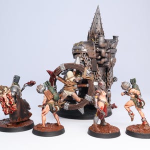 Puede incluir: Figuras en miniatura que representan una escena de batalla. Las figuras incluyen guerreros con armadura, una estructura central con una parte superior puntiaguda y una rueda de madera. La paleta de colores incluye marr&oacute;n, rojo, plateado y verde.