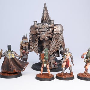 Puede incluir: Figuras en miniatura de personajes de fantas&iacute;a, incluyendo una figura grande, met&aacute;lica y mec&aacute;nica con una cabeza puntiaguda, y varias figuras m&aacute;s peque&ntilde;as con armaduras y capas. Las figuras est&aacute;n pintadas con texturas y colores detallados, sobre bases marrones.