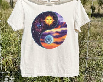 Camiseta Sun Moon YinYang, estilo boho vintage de los 90, Yin Yang Celestial Trippy / Comfort Colors