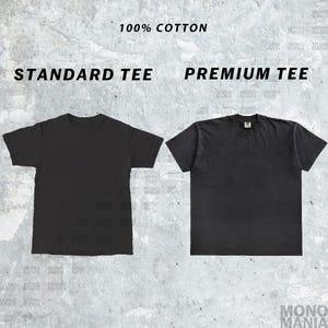 Puede incluir: Dos camisetas negras se muestran una al lado de la otra sobre un fondo gris texturizado. La camiseta de la izquierda est&aacute; etiquetada como "STANDARD TEE", y la de la derecha como "PREMIUM TEE". El texto "100% COTTON" est&aacute; encima.