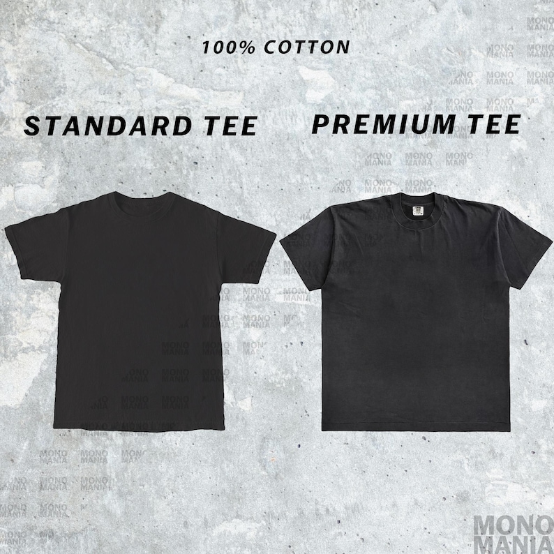 Puede incluir: Dos camisetas negras se muestran una al lado de la otra sobre un fondo gris texturizado. La camiseta de la izquierda est&aacute; etiquetada como "STANDARD TEE", y la de la derecha como "PREMIUM TEE". El texto "100% COTTON" est&aacute; encima.