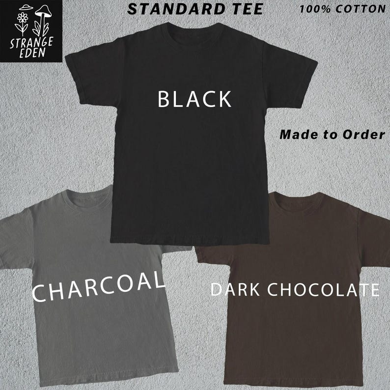 K&ouml;nnte beinhalten: Drei kurz&auml;rmelige T-Shirts in den Farben Schwarz, Anthrazit und Dunkelschokolade. Der Text "STANDARD TEE", "100% COTTON", "Made to Order", "BLACK", "CHARCOAL" und "DARK CHOCOLATE" ist sichtbar. Ein Logo mit einer Blume und einem Pilz ist vorhanden.
