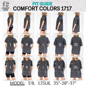 K&ouml;nnte beinhalten: Ein Passform-Leitfaden f&uuml;r Comfort Colors 1717 T-Shirts mit einer Bilderraster-&Uuml;bersicht der Gr&ouml;&szlig;en S bis 2XL. Die Tabelle zeigt Ma&szlig;e in Zoll f&uuml;r &Auml;rmell&auml;nge, K&ouml;rperl&auml;nge und Breite sowie eine Modellreferenz von 5'8, 125lb, 35-28-37.