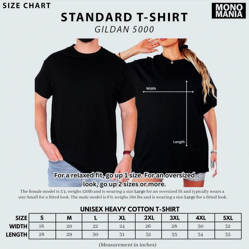 Peut inclure: T-shirts unisexe noirs en coton &eacute;pais. L'image comprend un tableau des tailles avec des mesures en pouces pour les tailles S &agrave; 5XL. Le texte sur le t-shirt indique "STANDARD T-SHIRT GILDAN 5000". Le logo Mono Mania est &eacute;galement pr&eacute;sent.