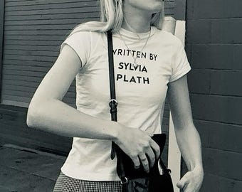 Geschreven door Sylvia Plath Sweater baby-T-shirt, cadeau voor dichter en schrijver, jaren 90 geïnspireerde esthetiek, literair shirt, flirt