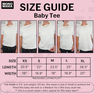 Op de afbeelding: Maattabel voor een witte baby-T-shirt, met afmetingen in cm. De gids toont de lengte en breedte voor de maten XS tot XL. De tekst luidt "SIZE GUIDE Baby Tee". Het model is 163 cm lang en weegt 54 kg.