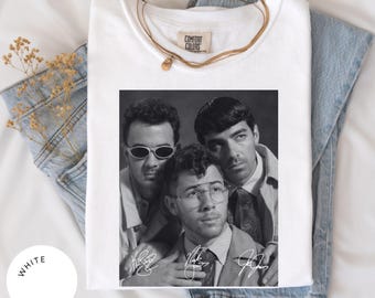 Camiseta com retrato autografado dos Jonas Brothers | EXCLUSIVA DA JONASCON | Jonas Brothers | Joe, Nick e Kevin Jonas | Por tempo limitado!