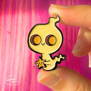 Glow-in-the-Dark Ghost Enamel Pin: Kawaii Spooky Halloween Accessory