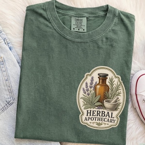 Maglietta Comfort Colors® Herbal Apothecary con finto ricamo e toppa botanica.