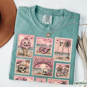 Op de afbeelding: Lichtgroen Comfort Colors T-shirt met een collage van roze en witte postzegelontwerpen met een strandthema. De postzegels tonen een pompoen ijsje, een spook ijsje en het woord "Summerween". Een zilveren ketting is over het shirt gedrapeerd.
