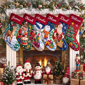 Könnte beinhalten: Sechs personalisierte Weihnachtsstrümpfe in einer Reihe, jeder mit einem einzigartigen Weihnachtsmotiv wie Hirsch, Nussknacker, Zug, Eisbär, Weihnachtsmann und Weihnachtsbaum, mit den Namen James, Noah, Amelia, Mom, Dad und Wilson.