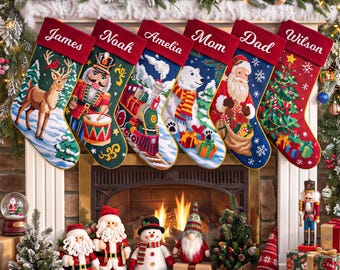 Peut inclure: Six chaussettes de Noël personnalisées suspendues au-dessus d'une cheminée, avec les noms brodés James, Noah, Amelia, Mom, Dad et Wilson. Elles présentent des scènes festives avec un cerf, un casse-noisette, un train, un ours polaire, le Père Noël et un sapin.