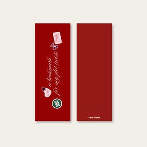 Peut inclure: Signet rouge avec une inscription blanche qui dit "un signet pour mes rebondissements d'intrigue". Le signet présente un cœur rose avec une fleur, une enveloppe rose avec un cœur dessiné à la main et un cercle vert avec le texte "amour propre". Le signet est sur un fond blanc.
