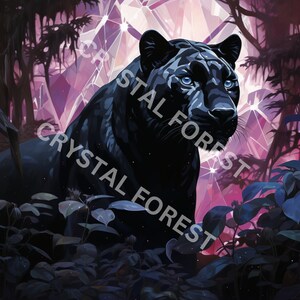 K&ouml;nnte beinhalten: Ein schwarzer Panther mit blauen Augen steht in einem Wald aus rosa und violetten Kristallen. Der Panther blickt nach rechts aus dem Bild. Der Hintergrund ist ein verschwommener Bereich aus rosa und violetten Kristallen.