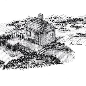 Op de afbeelding: Een zwart-witte pen- en inkttekening van een klein huis met een schoorsteen en een veranda. Het huis is omgeven door een grasveld.