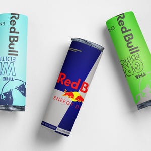 以下が含まれることがあります： 3つのRed Bullタンブラー。1つは「The Winter Edition」の文字が入った水色、もう1つはクラシックなRed Bullのデザイン、3つ目は「The Green Edition」の文字が入った緑色です。すべて銀色の縁と蓋が付いています。