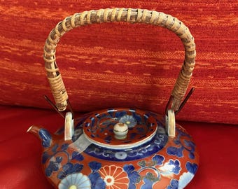 Auténtica tetera antigua FUKUGAWA Imari con mango de bambú Onate y estampado de impresionantes flores doradas.
