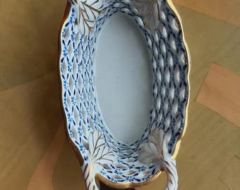 Precioso jarrón vintage ANDREA de SADEK con cesta calada y detalles dorados de hojas intrincadas. Ideal para la oficina, el comedor o como adorno para el desierto.