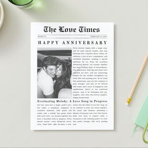Puede incluir: Un recorte de periódico en blanco y negro con el titular "The Love Times" y el subtítulo "Feliz Aniversario". El periódico presenta una foto de una pareja y un texto sobre su historia de amor.